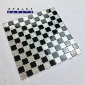 Silver tones add a cool, modern edge to this glass tile design, perfect for sleek interiors.